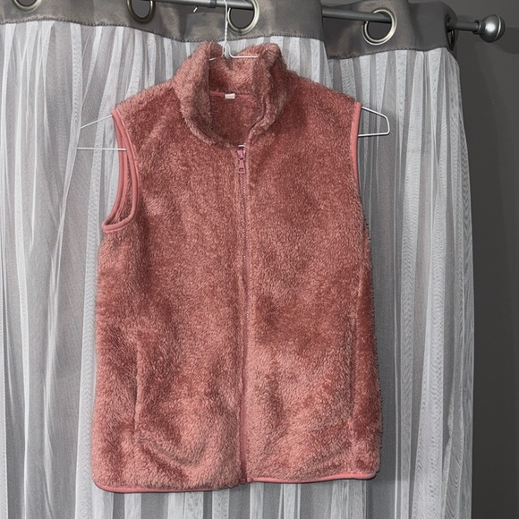 Uniqlo Jackets & Blazers - Light pink zippered. Vest with pockets!